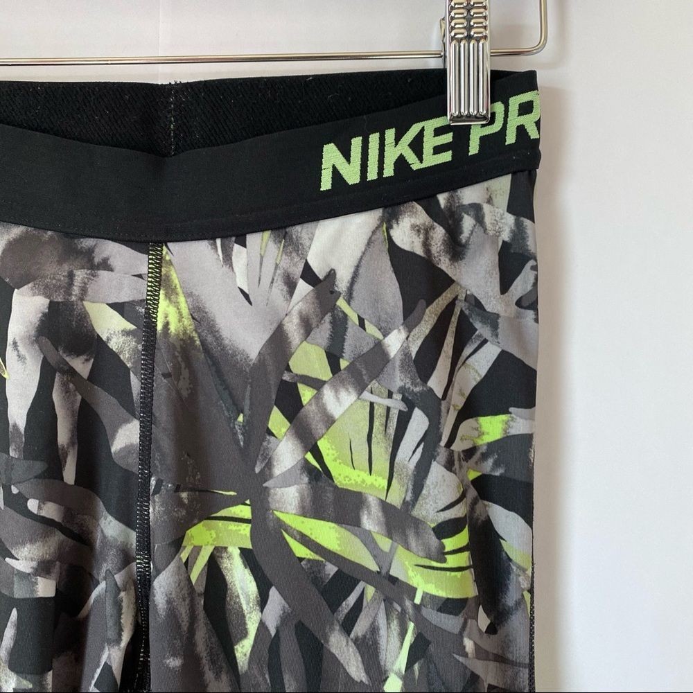 NIKE Pro Painted Palms Allover Print Capri Pant Leggings Gym Runing Compression - Picture 4 of 9